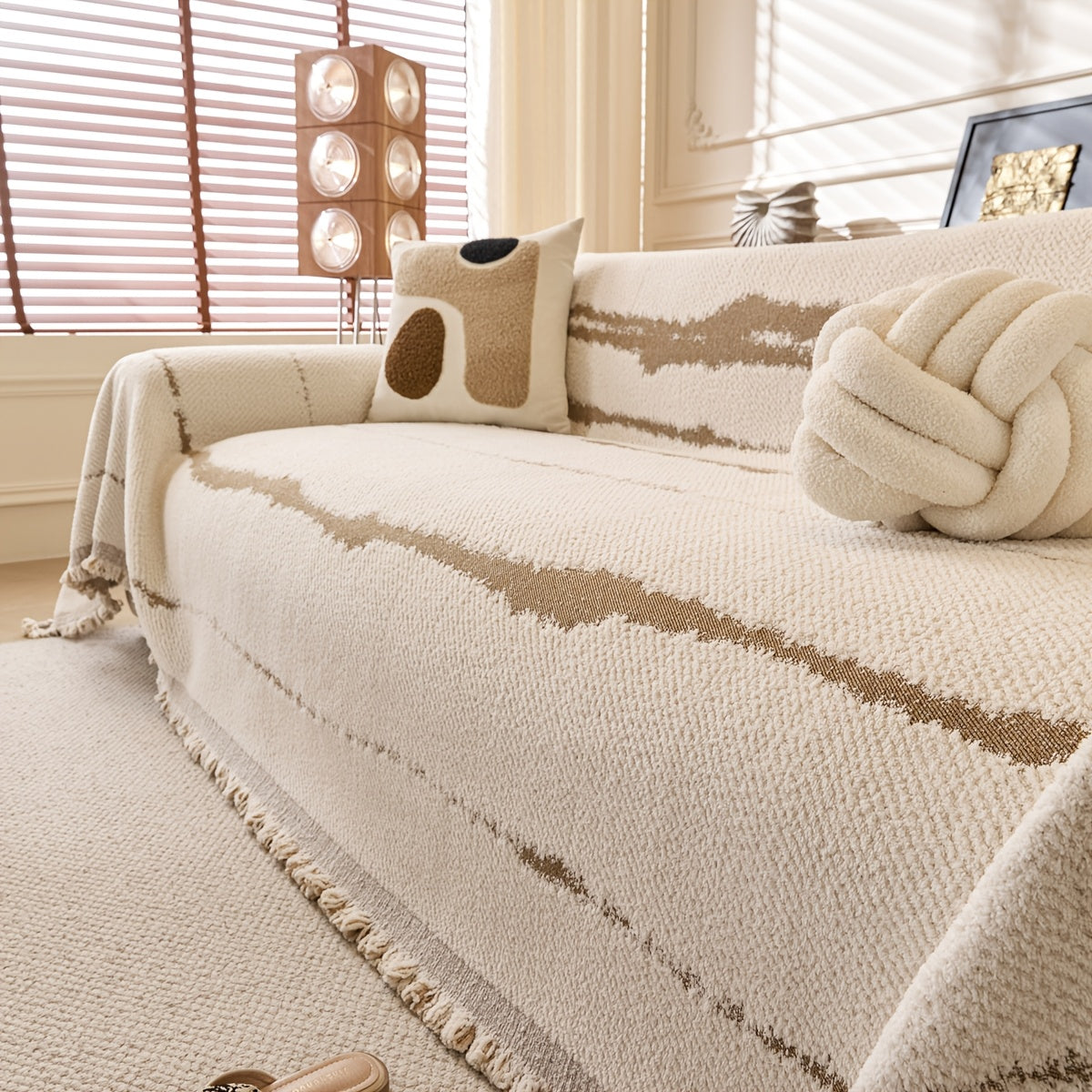 A Luxurious Vintage Chenille Sofa Cover - Reversible, Non-Slip, Cat Scratch Resistant, Machine Washable, Soft And Breathable, Featuring a Two-Tone Design with Tassels - Pet-Friendly, Suitable for All Seasons
