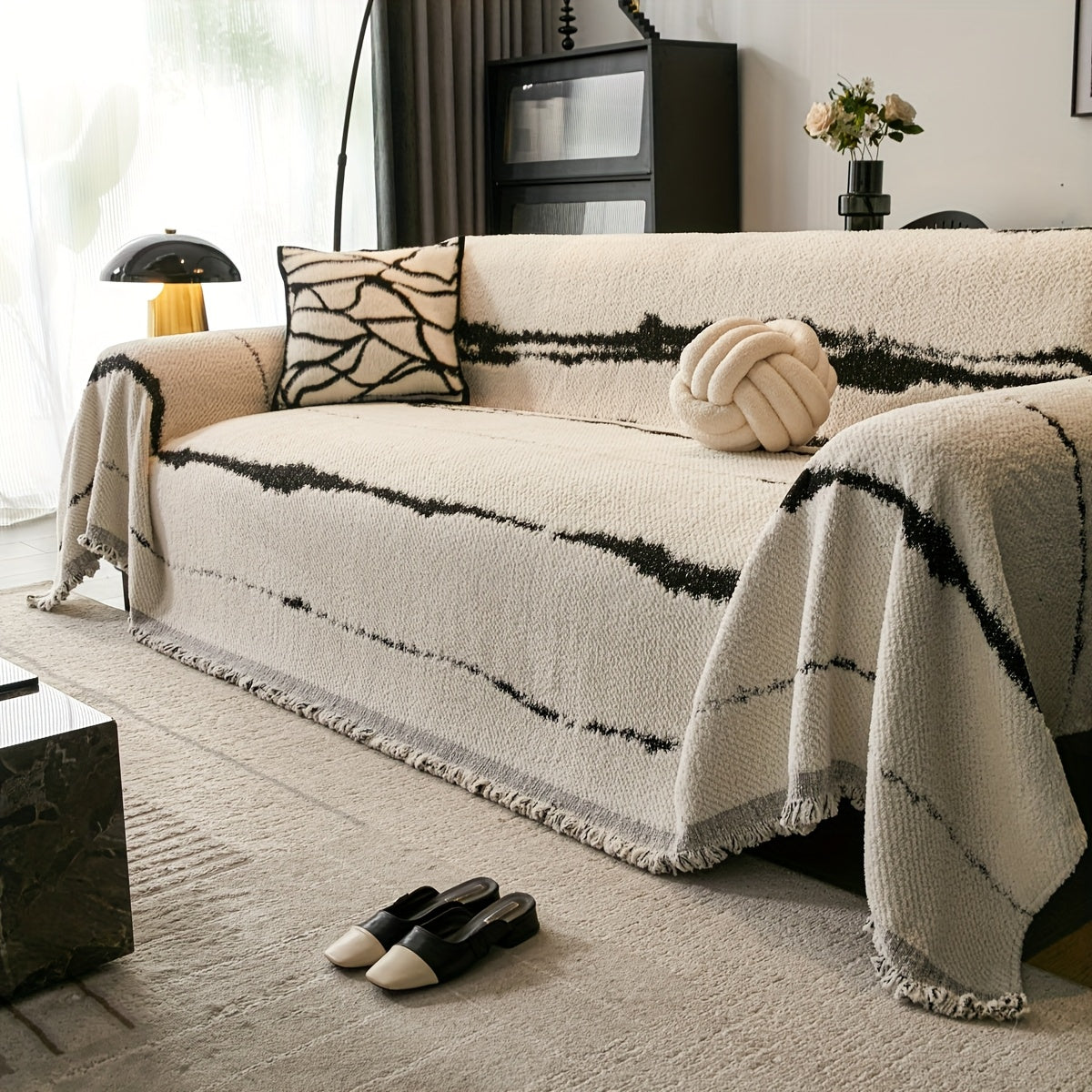 A Luxurious Vintage Chenille Sofa Cover - Reversible, Non-Slip, Cat Scratch Resistant, Machine Washable, Soft And Breathable, Featuring a Two-Tone Design with Tassels - Pet-Friendly, Suitable for All Seasons