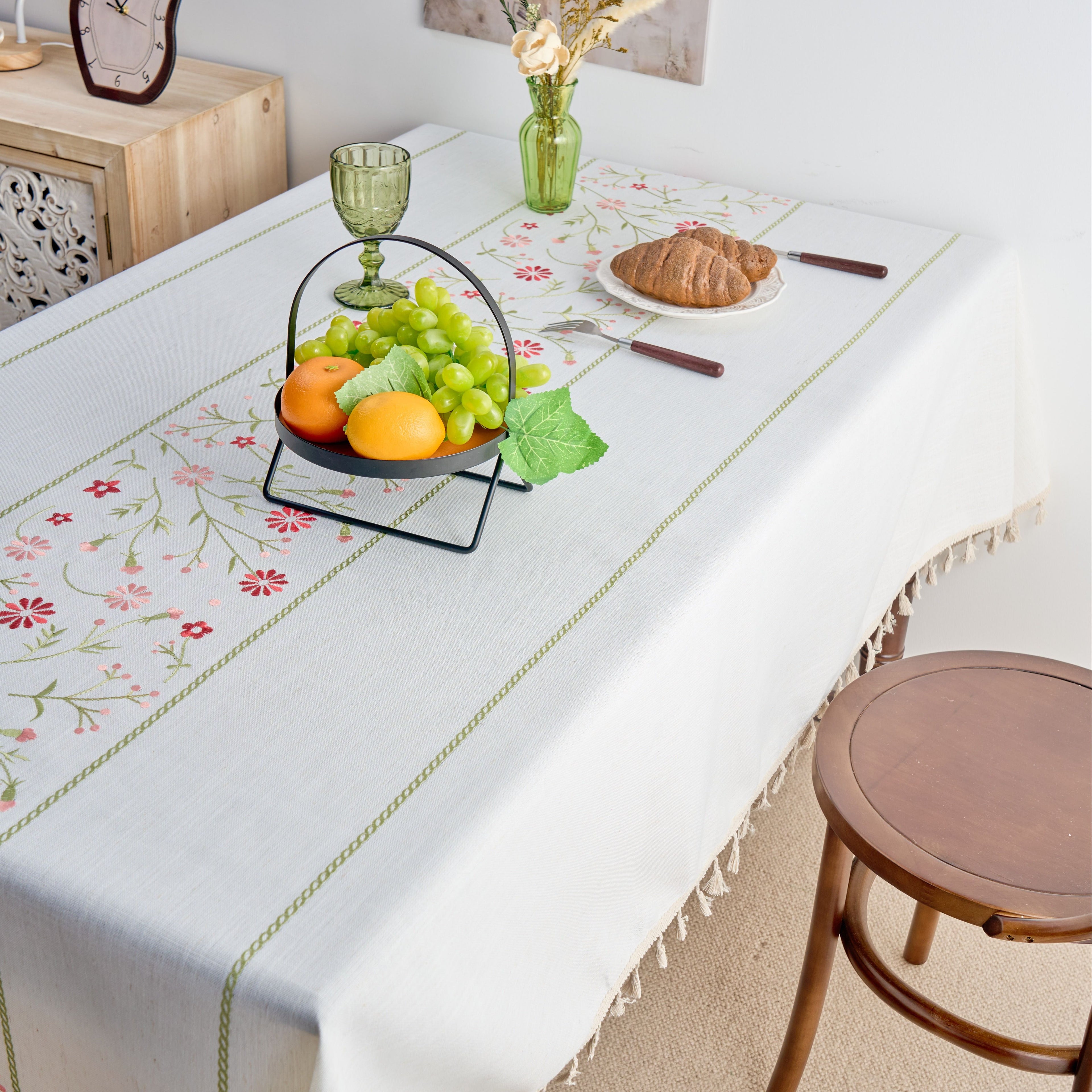 1pc Pink Small Flower Embroidery Tablecloth French Aesthetic Minimalist Style Kitchen Decoration Tablecloth Rectangular Coffee Table TV Cabinet Cover Perfect for Restaurant Living Room Dining Table Decoration Holiday Party Birthday Party Home Decora